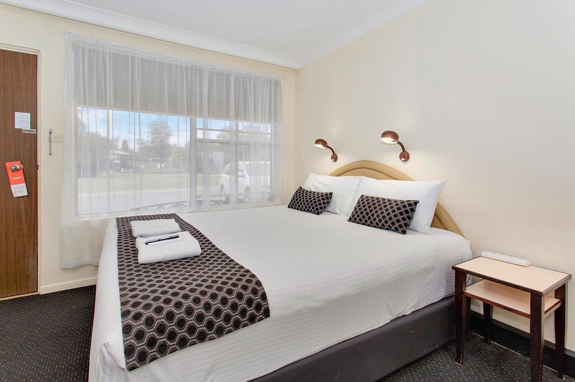 Econo Lodge Savannah Park Тамуорт Экстерьер фото